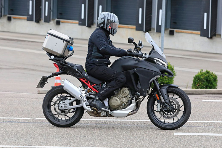 Dự kiến Ducati Multistrada V4 sẽ được trang bị động cơ Desmosedici Stradale V4. Động cơ V4 trang bị trên Multistrada V4 có thể sẽ là phiên bản cải tiến của động cơ trên sport bike Panigale V4. Hiện tại Ducati Panigale V4 sở hữu động cơ V4 dung tích 1.103 cc, sản sinh công suất 214 mã lực và mômen xoắn cực đại 124 Nm.