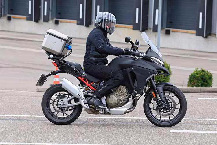 Dự kiến Ducati Multistrada V4 sẽ được trang bị động cơ Desmosedici Stradale V4. Động cơ V4 trang bị trên Multistrada V4 có thể sẽ là phiên bản cải tiến của động cơ trên sport bike Panigale V4. Hiện tại Ducati Panigale V4 sở hữu động cơ V4 dung tích 1.103 cc, sản sinh công suất 214 mã lực và mômen xoắn cực đại 124 Nm.