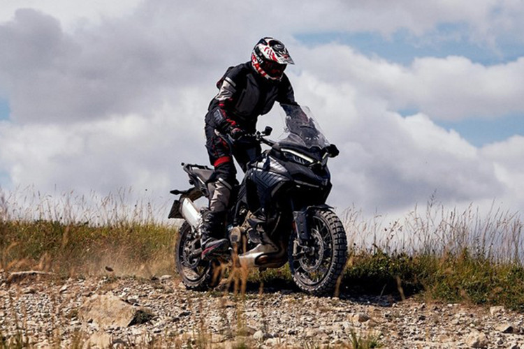 Nhìn vào gốc độ ảnh, thân xe không được nguỵ trang cũng như người lái ăn mặc khá chỉnh thề, có thể thấy rằng đây là các hình ảnh quảng cáo do Ducati thực hiện nhằm chuẩn bị cho việc ra mắt mẫu Multistrada V4 thế hệ mới.