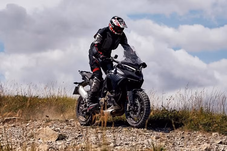 Nhìn vào gốc độ ảnh, thân xe không được nguỵ trang cũng như người lái ăn mặc khá chỉnh thề, có thể thấy rằng đây là các hình ảnh quảng cáo do Ducati thực hiện nhằm chuẩn bị cho việc ra mắt mẫu Multistrada V4 thế hệ mới.