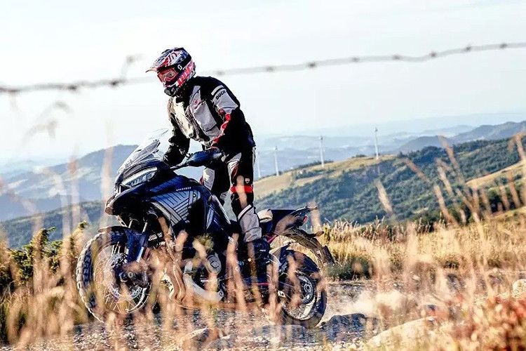 Sau một thời gian dài tiến hành chạy thử nghiệm mẫu xe môtô đa dụng Multistrada V4, có vẻ như thương hiệu Ducati đã hoàn thành giai đoạn này và sẵn sàng tung ra phiên bản mới nhất của mẫu Adventure Touring ra thị trường. Mới đây, các hình ảnh quảng cáo đầu tiên về mẫu Ducati Multistrada V4 2021 mới vừa bị rò rỉ.