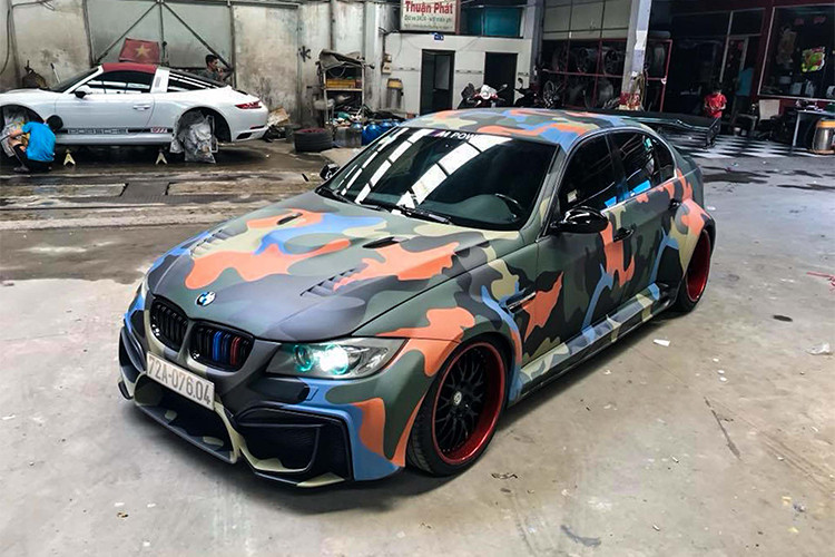 Mẫu xe ôtô BMW 3-Series độ wide body (E90) thực hiện bởi một garage tại Sài Gòn, được biết bản độ được thực hiện trong vòng 1 tháng với bộ body thân rộng khá hầm hố theo phong cách Nhật Bản thường bắt gặp trên một số hãng độ nổi tiếng như: Liberty-Walk, RAUH-Welt BEGRIFF hay Rocket Bunny - GReddy...