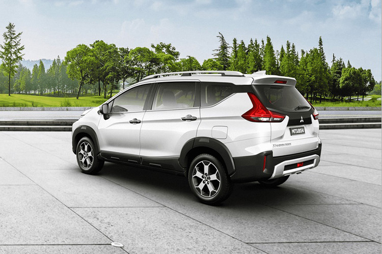 Tại Indonesia, Mitsubishi Xpander Cross mới cung cấp cho người tiêu dùng 3 lựa chọn gồm: 1 phiên bản số sàn và 2 phiên bản số tự động. Bên dưới nắp ca-pô của xe là khối động cơ 1.5L, cho công suất 104 mã lực, momen xoắn 141 Nm tương tự Xpander. Xpander Cross đến Việt Nam để tuyên chiến với Suzuki XL7 và Toyota Rush.