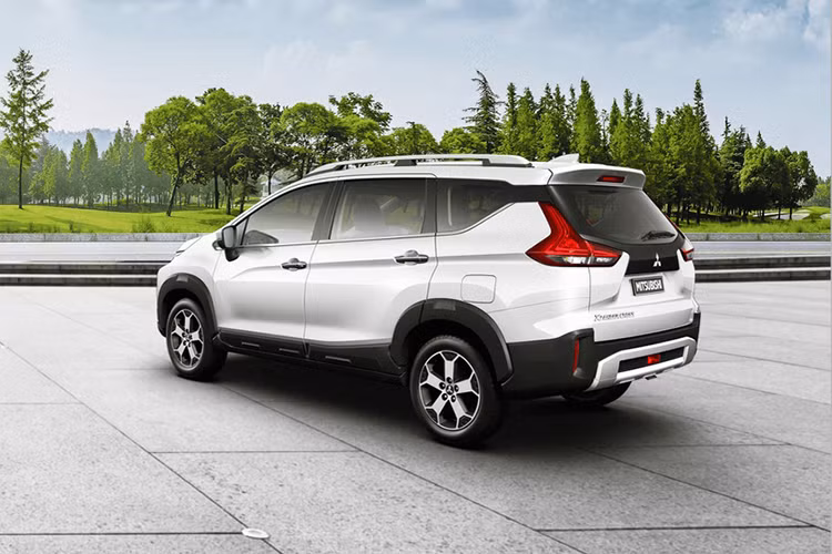 Tại Indonesia, Mitsubishi Xpander Cross mới cung cấp cho người tiêu dùng 3 lựa chọn gồm: 1 phiên bản số sàn và 2 phiên bản số tự động. Bên dưới nắp ca-pô của xe là khối động cơ 1.5L, cho công suất 104 mã lực, momen xoắn 141 Nm tương tự Xpander. Xpander Cross đến Việt Nam để tuyên chiến với Suzuki XL7 và Toyota Rush.