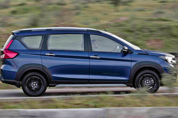 Suzuki XL7 2020 sở hữu ngoại hình khá ấn tượng và dự đoán sẽ giúp Suzuki sớm khẳng định tên tuổi tại Việt Nam - nơi hãng xe Nhật bị khách hàng thờ ơ. Xe sử dụng động cơ xăng 1.5L, sản sinh công suất tối đa 104 mã lực, momen xoắn 138 Nm. Nếu bán tại Việt Nam, mẫu xe này chỉ có duy nhất một lựa chọn về hộp số (tự động 4 cấp). Suzuki XL7 2020 sẽ ngồi chung "chiếu" với Toyota Rush và Mitsubishi Xpander Cross.