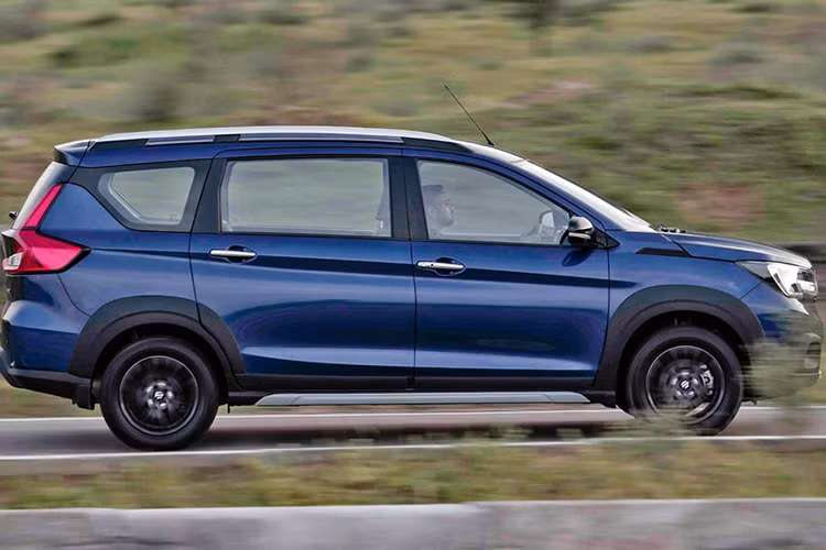 Suzuki XL7 2020 sở hữu ngoại hình khá ấn tượng và dự đoán sẽ giúp Suzuki sớm khẳng định tên tuổi tại Việt Nam - nơi hãng xe Nhật bị khách hàng thờ ơ. Xe sử dụng động cơ xăng 1.5L, sản sinh công suất tối đa 104 mã lực, momen xoắn 138 Nm. Nếu bán tại Việt Nam, mẫu xe này chỉ có duy nhất một lựa chọn về hộp số (tự động 4 cấp). Suzuki XL7 2020 sẽ ngồi chung "chiếu" với Toyota Rush và Mitsubishi Xpander Cross.