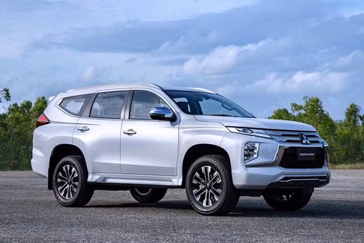 Mitsubishi Pajero Sport 2020 mới từng bị bắt gặp chạy thử tại Việt Nam hồi đầu năm nay, báo hiệu ngày ra mắt đã cận kề nhằm tranh giành thị phần với Toyota Fortuner, Isuzu mu-X và Ford Everest. 