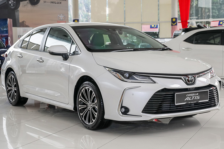 Với sự thay đổi mạnh mẽ về ngoại hình, Toyota Corolla Altis thế hệ mới được kỳ vọng sẽ giúp Toyota lấy lại ánh hào quang năm xưa trong phân khúc Sedan hạng C tại Việt Nam. Toyota Corolla Altis thế hệ mới sở hữu một diện mạo vuông vắn, trẻ trung, không còn những đặc điểm của một chiếc xe dành cho khách hàng trung niên.