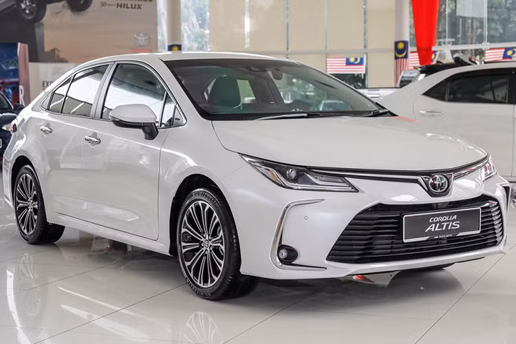 Với sự thay đổi mạnh mẽ về ngoại hình, Toyota Corolla Altis thế hệ mới được kỳ vọng sẽ giúp Toyota lấy lại ánh hào quang năm xưa trong phân khúc Sedan hạng C tại Việt Nam. Toyota Corolla Altis thế hệ mới sở hữu một diện mạo vuông vắn, trẻ trung, không còn những đặc điểm của một chiếc xe dành cho khách hàng trung niên.
