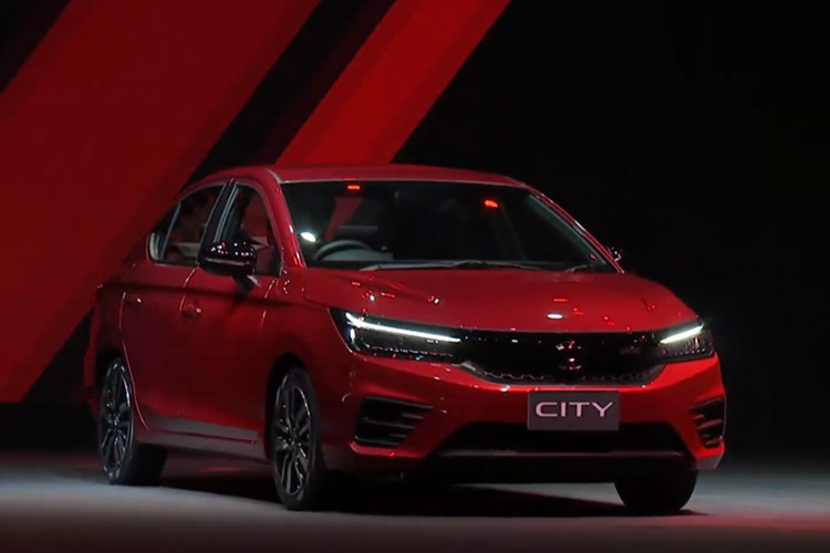 Honda City thế hệ mới ra mắt thị trường Thái Lan vào cuối năm 2019. Hiện tại, xe rậm rịch về Việt Nam. Người tiêu dùng Việt sắp được diện kiến một mẫu Honda City hoàn toàn mới với ngoại hình thanh thoát, lịch lãm nhờ được Honda ứng dụng ngôn ngữ thiết kế mới.