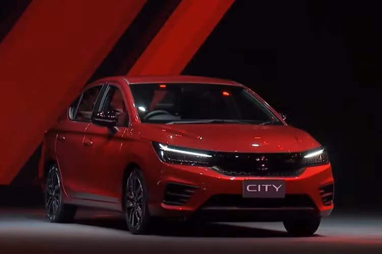 Honda City thế hệ mới ra mắt thị trường Thái Lan vào cuối năm 2019. Hiện tại, xe rậm rịch về Việt Nam. Người tiêu dùng Việt sắp được diện kiến một mẫu Honda City hoàn toàn mới với ngoại hình thanh thoát, lịch lãm nhờ được Honda ứng dụng ngôn ngữ thiết kế mới.