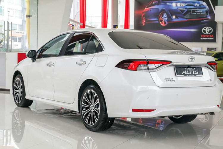Phong cách thiết kế mới mẻ này từng mang lại thành công cho "người anh em" Camry. Hiện Toyota Việt Nam chưa đưa ra bất cứ bình luận nào về sự kiện ra mắt Altis mới nhưng các đại lý phân phối đã nhận đặt cọc mẫu xe này, điều đó cho thấy xe sẽ được mở bán trong năm nay.