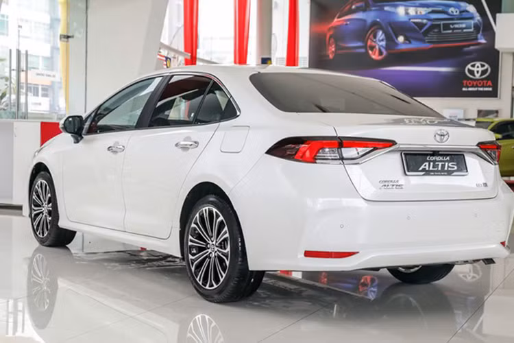 Phong cách thiết kế mới mẻ này từng mang lại thành công cho "người anh em" Camry. Hiện Toyota Việt Nam chưa đưa ra bất cứ bình luận nào về sự kiện ra mắt Altis mới nhưng các đại lý phân phối đã nhận đặt cọc mẫu xe này, điều đó cho thấy xe sẽ được mở bán trong năm nay.