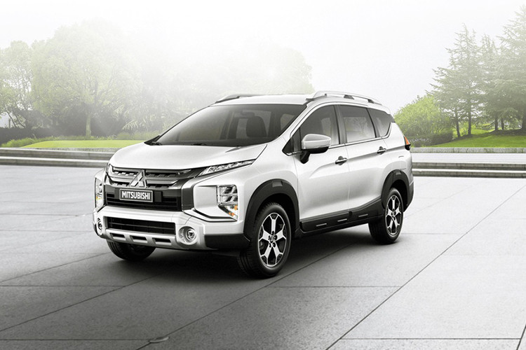 Mitsubishi Việt Nam đã đưa về nước lô xe Mitsubishi Xpander Cross đầu tiên và đang chờ ngày vén màn. Nhiều chuyên gia cho rằng, Mitsubishi Xpander Cross thực chất là một biến thể SUV của mẫu xe đa dụng Xpander. Xpander Cross vẫn có cấu hình 5+2 chỗ ngồi nhưng điểm khác biệt nằm ở kích thước. Mitsubishi Xpander Cross sở hữu kích thước lớn hơn Xpander, dài hơn 25 mm, rộng và cao hơn 50 mm, khoảng sáng gầm xe cũng lớn hơn 20 mm.