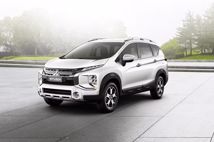 Mitsubishi Việt Nam đã đưa về nước lô xe Mitsubishi Xpander Cross đầu tiên và đang chờ ngày vén màn. Nhiều chuyên gia cho rằng, Mitsubishi Xpander Cross thực chất là một biến thể SUV của mẫu xe đa dụng Xpander. Xpander Cross vẫn có cấu hình 5+2 chỗ ngồi nhưng điểm khác biệt nằm ở kích thước. Mitsubishi Xpander Cross sở hữu kích thước lớn hơn Xpander, dài hơn 25 mm, rộng và cao hơn 50 mm, khoảng sáng gầm xe cũng lớn hơn 20 mm.