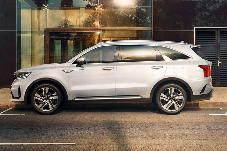 Thay đổi mạnh mẽ nhất ở phiên bản nâng cấp lần này diễn ra ở phần đầu và đuôi xe. Thông số về cỗ máy vận hành của xe vẫn được Thaco giữ bí mật. Hiện tại, mẫu SUV này đang được bán với 2 lựa chọn về động cơ, gồm: Động cơ xăng 2.4L, cho công suất tối đa 174 mã lực, momen xoắn tối đa 227 Nm và khối động cơ diesel 2.2L, cho công suất 195 mã lực, mô-men xoắn 437 Nm.