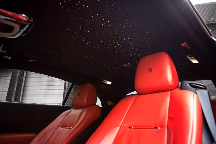 Tiến vào bên trong khoang lái, chiếc Rolls-Royce Wraith độ Mansory một lần nữa được chủ nhân chọn tông màu đỏ làm "nội y". Màu đỏ xuất hiện ở ghế ngồi, bàng điều khiển trung tâm, bệ tỳ tay. Đối lập với màu đỏ ở nội thất chính là các chi tiết bọc da cao cấp màu đen. Trần xe được trang bị bầu trời đầy sao do 1.340 bóng đèn LED khá đẹp mắt.