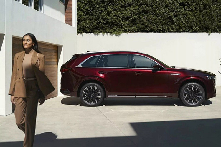 Cụ thể, ở thị trường Mỹ, mẫu xe SUV Mazda CX-70 2024 sẽ có 2 loại động cơ. Đầu tiên là động cơ xăng 6 xi-lanh thẳng hàng, tăng áp, dung tích 3.3L, kết hợp với hệ thống mild hybrid 48V.