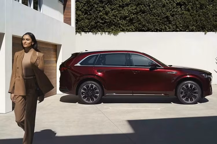 Cụ thể, ở thị trường Mỹ, mẫu xe SUV Mazda CX-70 2024 sẽ có 2 loại động cơ. Đầu tiên là động cơ xăng 6 xi-lanh thẳng hàng, tăng áp, dung tích 3.3L, kết hợp với hệ thống mild hybrid 48V.