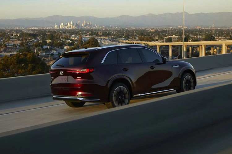 Nếu như Mazda CX-80 cũng như CX-60 tập trung vào châu Âu, Nhật Bản và một số khu vực khác trên thế giới thì 2 mẫu xe còn lại sẽ dành cho thị trường Bắc Mỹ. Theo kế hoạch ban đầu, Mazda CX-70 sẽ chính thức trình làng vào nửa cuối năm nay, cùng với người anh em CX-80. Tuy nhiên, thời điểm ra mắt của mẫu xe này hiện đã bị lùi sang năm 2024. 