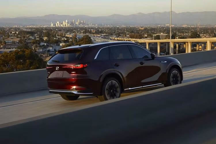 Nếu như Mazda CX-80 cũng như CX-60 tập trung vào châu Âu, Nhật Bản và một số khu vực khác trên thế giới thì 2 mẫu xe còn lại sẽ dành cho thị trường Bắc Mỹ. Theo kế hoạch ban đầu, Mazda CX-70 sẽ chính thức trình làng vào nửa cuối năm nay, cùng với người anh em CX-80. Tuy nhiên, thời điểm ra mắt của mẫu xe này hiện đã bị lùi sang năm 2024. 