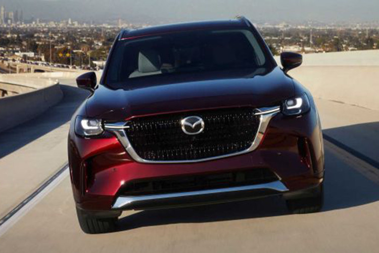 Tùy chọn động cơ thứ hai của Mazda CX-70 2024 là hệ truyền động plug-in hybrid giống CX-90. Hệ truyền động này bao gồm máy xăng 4 xi-lanh, dung tích 2.5L và mô-tơ điện nhưng chưa được công bố thông số cụ thể. 