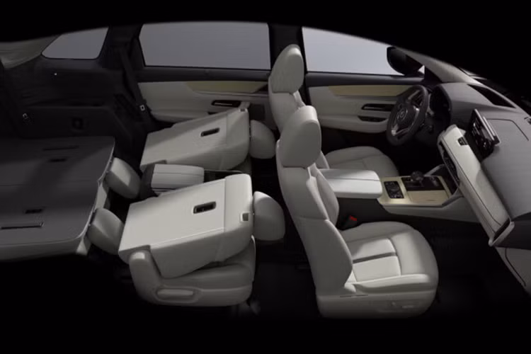 Khác với đàn anh CX-90, Mazda CX-70 2024 sẽ chỉ được trang bị nội thất 2 hàng ghế với 5 chỗ ngồi. Mẫu SUV mới này dự kiến sẽ có kích thước lớn hơn Mazda CX-60 hiện đang bán ở một số thị trường ngoài Mỹ như châu Âu, Nhật Bản và Úc.