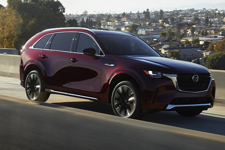 Vào hồi tháng 10 năm nay, hãng Mazda đã xác nhận lùi lịch ra mắt mẫu xe CX-70 mới. Trước thời điểm trình làng, mẫu SUV mới của thương hiệu Nhật Bản đã được hé lộ thông tin về các tùy chọn động cơ. Theo tài liệu nộp lên Ủy ban Tài nguyên Không khí California (CARB), Mazda CX-70 2024 mới sẽ dùng chung động cơ với đàn anh CX-90.