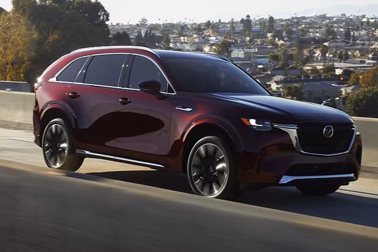 Vào hồi tháng 10 năm nay, hãng Mazda đã xác nhận lùi lịch ra mắt mẫu xe CX-70 mới. Trước thời điểm trình làng, mẫu SUV mới của thương hiệu Nhật Bản đã được hé lộ thông tin về các tùy chọn động cơ. Theo tài liệu nộp lên Ủy ban Tài nguyên Không khí California (CARB), Mazda CX-70 2024 mới sẽ dùng chung động cơ với đàn anh CX-90.