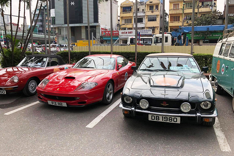 Chiếc xe nằm bên phải là Aston Martin V8 Vantage Volante với kiểu dáng thể thao và mui nỉ màu kem thanh lịch. Chiếc xe này thuộc dòng Aston Martin V8 được sản xuất từ năm 1969 - 1989 với tổng cộng 4.021 chiếc "ra lò", bao gồm cả cấu hình coupe và mui trần.