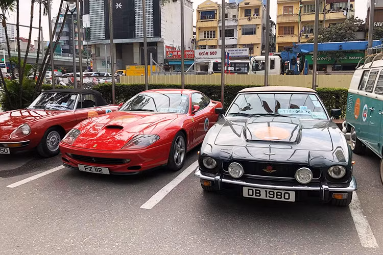 Chiếc xe nằm bên phải là Aston Martin V8 Vantage Volante với kiểu dáng thể thao và mui nỉ màu kem thanh lịch. Chiếc xe này thuộc dòng Aston Martin V8 được sản xuất từ năm 1969 - 1989 với tổng cộng 4.021 chiếc "ra lò", bao gồm cả cấu hình coupe và mui trần.