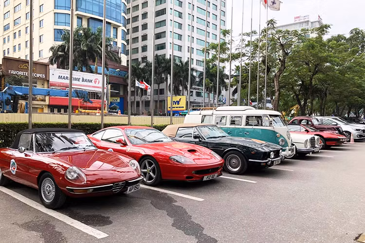 Trung tuần vừa qua, đoàn xe cổ tham gia " Hành trình ôtô cổ Hồng Kông chặng Việt Nam - Vân Nam (Trung Quốc)" đã xuất hiện tại Hà Nội. Những chiếc xe này hiện đang được trưng bày bên ngoài khách sạn Daewoo tại Hà Nội, khiến nhiều người yêu xe quan tâm.