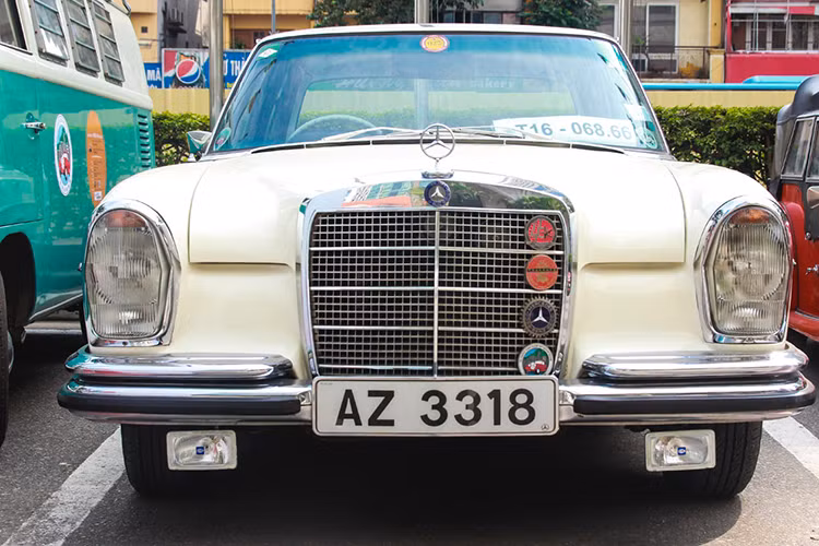 Mẫu xe sang một thời Mercedes-Benz 280 S cổ điển khá độc đáo.