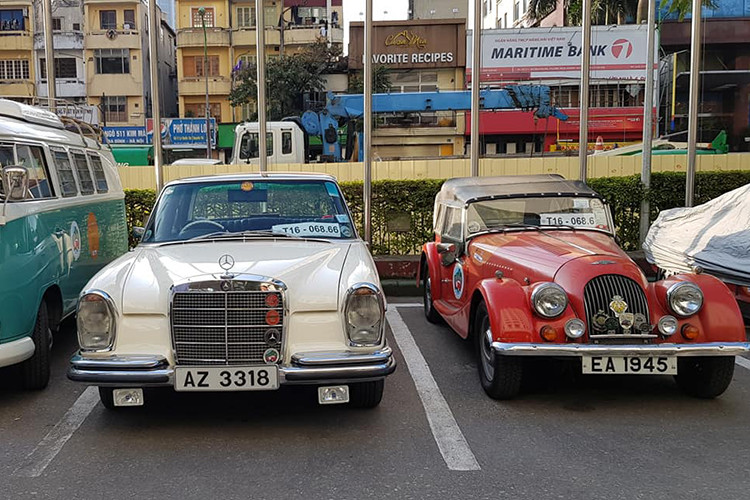 Có tổng cộng 8 chiếc xe tham gia "Hành trình ôtô cổ Hồng Kông chặng Việt Nam – Vân Nam" do Ban Ngoại vụ Chính quyền Nhân dân tỉnh Vân Nam chủ trì, phối hợp với Hiệp hội Xe cổ Hồng Kông. Trong khi đó, đơn vị thực hiện là Công ty Xinhua Finance Agency Hồng Kông.