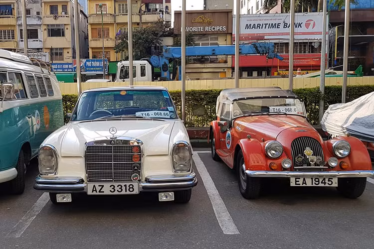 Có tổng cộng 8 chiếc xe tham gia "Hành trình ôtô cổ Hồng Kông chặng Việt Nam – Vân Nam" do Ban Ngoại vụ Chính quyền Nhân dân tỉnh Vân Nam chủ trì, phối hợp với Hiệp hội Xe cổ Hồng Kông. Trong khi đó, đơn vị thực hiện là Công ty Xinhua Finance Agency Hồng Kông.