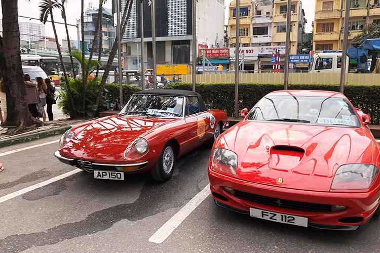 Trong đoàn xế cổ còn có một chiếc xe mui trần nữa là Alfa Romeo Spider (bên trái) được sơn màu đỏ rực rỡ. Là hậu duệ của Giulia Spider, Alfa Romeo Spider được sản xuất từ năm 1966 - 1993. 