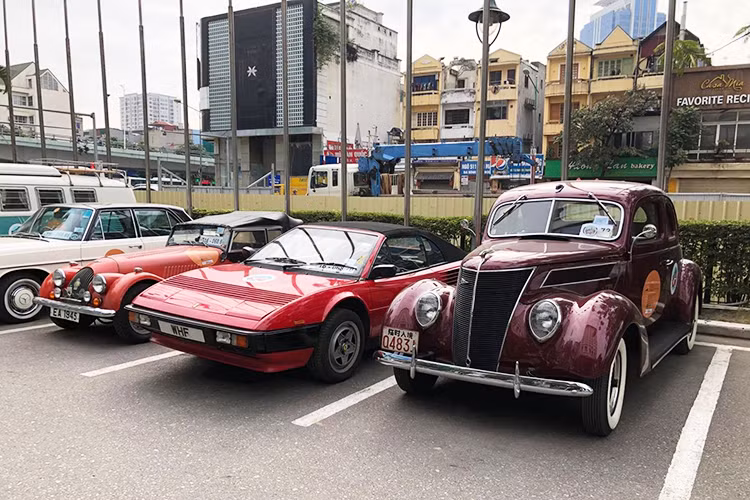 Những chiếc xe cổ tham gia hành trình Việt Nam - Vân Nam đa dạng về nhãn hiệu và chủng loại. 8 chiếc xe này bao gồm Ford Business Coupe 1937, Volkswagen Kombi, Mercedes-Benz, Alfa Romeo Spider, Morgan, Aston Martin V8 Vantage Volante, Ferrari Mondial Cabriolet và Ferrari 550 Maranello.