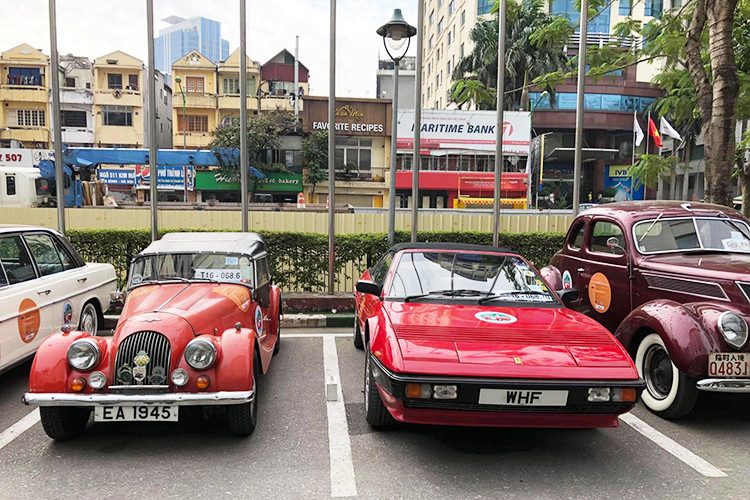 Chiếc xe nằm bên trái trong ảnh là xế cổ mang thương hiệu Morgan của Anh. Trong khi đó, chiếc nằm bên phải là Ferrari Mondial Cabriolet "tông xuyệt tông". Cả hai mẫu xe này đều thuộc dạng hàng hiếm hiện nay.