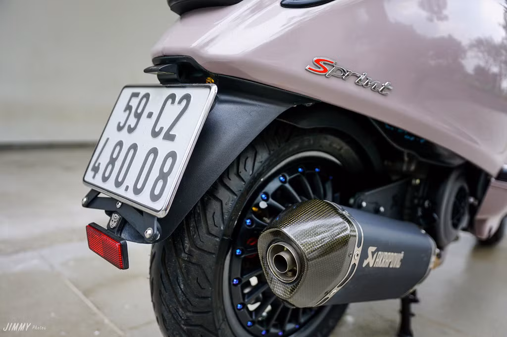 Ống xả thể thao hiệu Akrapovic, vừa giúp tăng công suất động cơ, đồng thời khiến tiếng pô trở nên hay hơn khi lăn bánh trên đường.