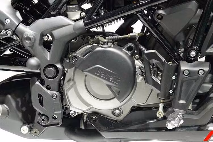 Mặc dù có thiết kế nhái môtô Ducati Diavel nhưng động cơ của Benelli 402S khiêm tốn dạng 2 xy – lanh, làm mát bằng dung dịch, dung tích 399.3 cc cho công suất cực đại 39.4 mã lực tại 9.000 vòng/phút và mô – men xoắn cực đại 35 Nm tại 7.000 vòng/phút, sức mạnh truyền đến bánh xe thông qua hộp số 6 cấp.