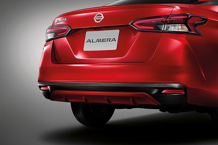 Vòng ra phía sau, sẽ thấy cụm đèn hậu được thiết kế hình dấu tích ngược, tạo sự tương đồng với thiết kế của dải đèn LED định vị ban ngày trên đầu xe. Đó là chưa kể đến chi tiết giả bộ khuếch tán bên dưới cản sau, mang đến vẻ thể thao cho xe. Sunny 2020 sở hữu bộ vành hợp kim 15 inch, nằm trong lốp 195/65 R15. Gương chiếu hậu của mẫu sedan cỡ B này có tính năng gập điện, chỉnh điện và tích hợp đèn báo rẽ.