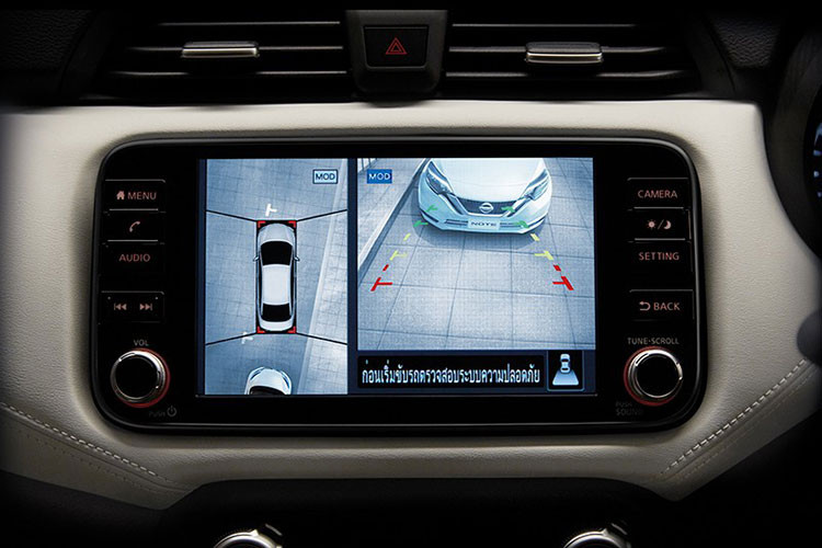 Bên cạnh đó là hệ thống cảnh báo điểm mù, cảnh báo phương tiện cắt ngang khi lùi, cảnh báo va chạm phía trước, camera 360 độ và 6 túi khí. 