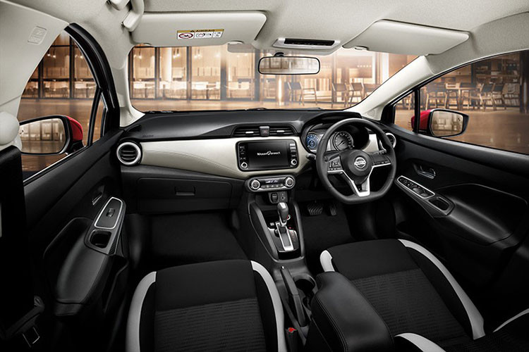 Bên trong Nissan Sunny 2020 là không gian nội thất phối 2 màu be-đen thanh lịch. Mặt táp-lô của xe, bệ tì tay và mặt cửa được bọc bằng chất liệu da mềm mại trong khi tay nắm cửa mạ crôm, tạo cảm giác sang trọng. Trong khi đó, vô lăng của mẫu sedan cỡ B này lại được thiết kế hình chữ D khá thể thao và chỉnh 4 hướng. Xung quanh nội thất còn có nhiều chi tiết ốp màu đen bóng.