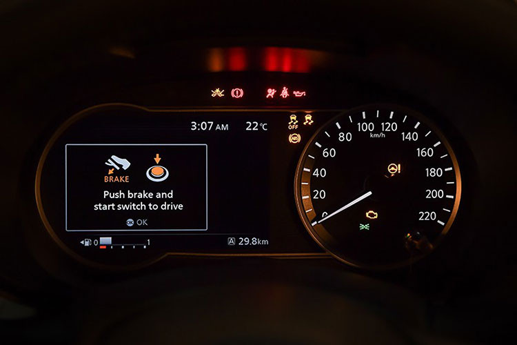 Về hệ thống thông tin giải trí, Nissan Sunny 2020 được trang bị màn hình cảm ứng 8 inch, hỗ trợ Apple CarPlay/Android Auto, kết nối Bluetooth rảnh tay và AUX/USB. Thêm nữa là hệ thống âm thanh 6 loa, ổ điện 12 V, cổng sạc USB cho 2 hàng ghế và phím chỉnh âm lượng/đàm thoại trên vô lăng. 