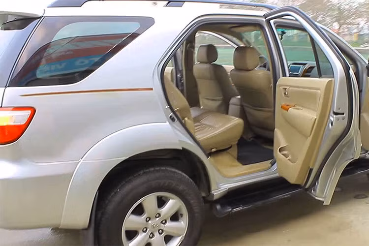 Chủ nhân của chiếc xe giữ gìn và chăm sóc khá tốt, nhờ đó nội thất chiếc xe này còn khá nguyên vẹn. Các chức năng và trang bị nguyên bản của xe vẫn hoạt động tốt như ghế lái, hệ thống gương kính chỉnh điện, hệ thống điều hòa nhiệt độ 2 dàn lạnh tự động, hệ thống DVD giải trí…