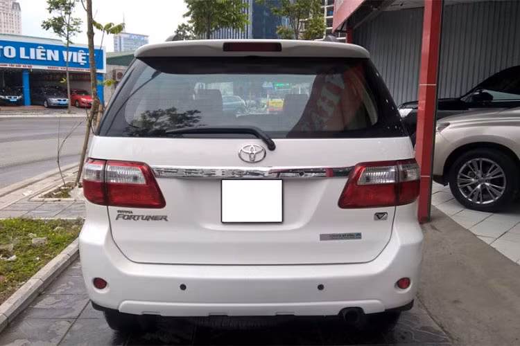 Động cơ này có thể coi khá hiện đại vào thời điểm ra mắt và tiếp tục được sử dụng trên Toyota Fortuner thế hệ mới. Mẫu xe đang được rao bán có hiện trạng thân vỏ còn khá tốt, các khớp và mối nối cũng khá liền lạc. Có thể nói, chiếc xe này chưa gặp những va chạm lớn ảnh hưởng đến cấu trúc khung gầm.