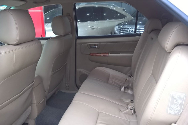 Chiếc xe ra mắt đời đầu vào năm 2010 được trang bị động cơ xăng 2.7L, 4 xy lanh thẳng hàng, DOHC 16 van, cùng với công nghệ van biến thiên thông minh VVT-i. Đi cùng động cơ trên là hôp số tự động 4 cấp và hệ thống dẫn động 4 bánh 4WD, cho công suất tối đa 158 mã lực tại 5200 vòng/phút và mô-men xoắn cực đại 246Nm tại 3800 vòng/phút.