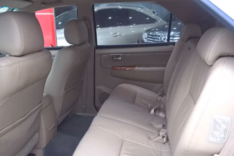 Chiếc xe ra mắt đời đầu vào năm 2010 được trang bị động cơ xăng 2.7L, 4 xy lanh thẳng hàng, DOHC 16 van, cùng với công nghệ van biến thiên thông minh VVT-i. Đi cùng động cơ trên là hôp số tự động 4 cấp và hệ thống dẫn động 4 bánh 4WD, cho công suất tối đa 158 mã lực tại 5200 vòng/phút và mô-men xoắn cực đại 246Nm tại 3800 vòng/phút.