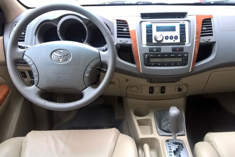 Toyota Fortuner phiên bản 2010 cũng được trang bị các hệ thống an toàn khá tốt thời bấy giờ như: hệ thống chống bó cứng phanh ABS, hệ thống phân bổ lực phanh điện tử EBD, cảm biến lùi, túi khí đôi SRS, khung xe GOA...