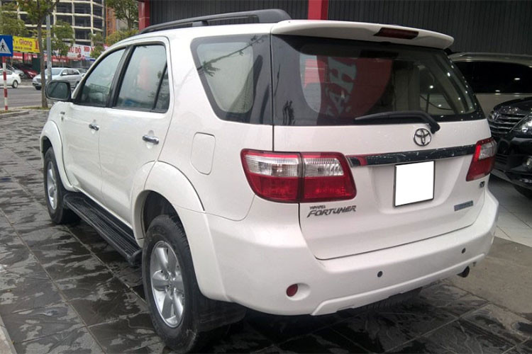 Chiếc xe Toyota Fortuner này cũng là phiên bản cao cấp nhất vào năm 2009-2010. Mẫu xe này có chiều dài tổng thể dài x rộng x cao lần lượt 4695 x 1840 x 1850 (mm), chiều dài cơ sở 2750mm tương đương với "người anh em" Toyota Innova vào năm 2009.